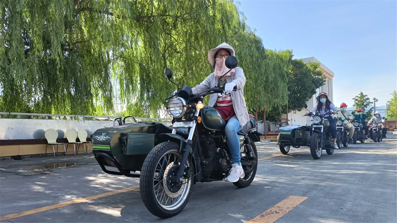北京远大驾校学员在真实训练场驾驶三轮摩托车，教练与其他学员在旁练习