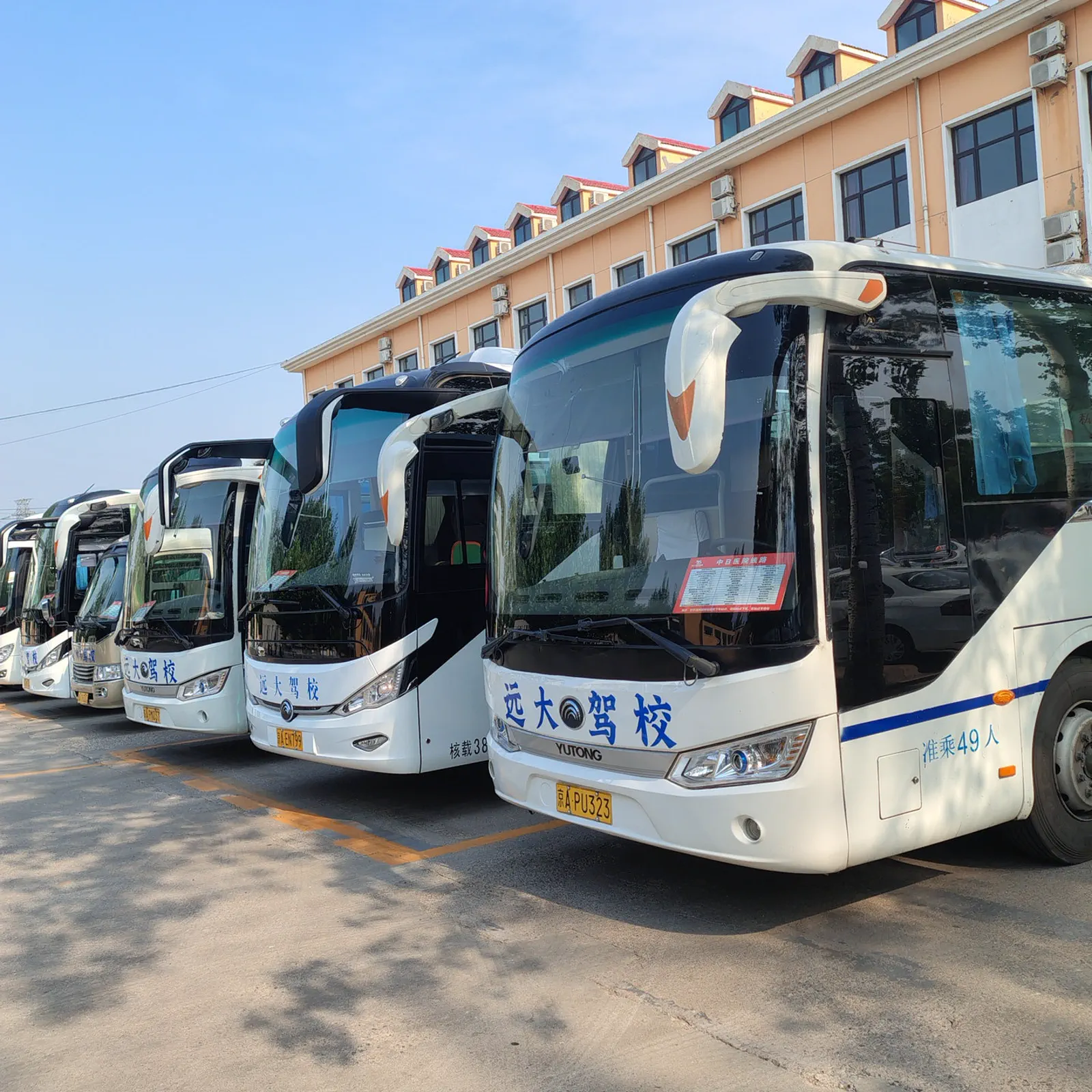 北京远大驾校班车停放在校区